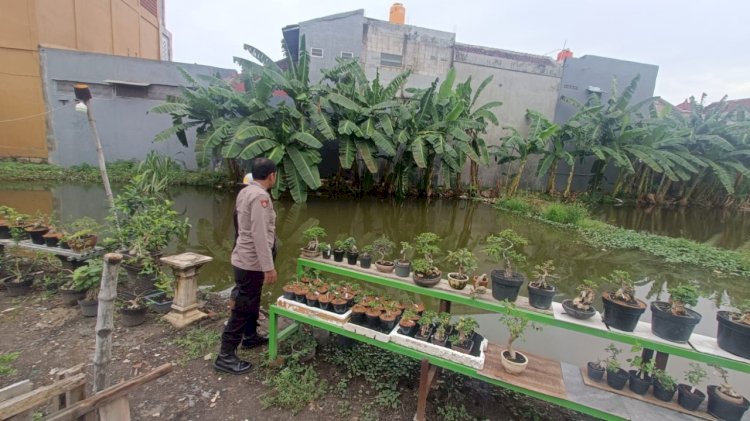 Bhabinkamtibmas Cek Budidaya Ikan Gurame di Desa Tambak Sumur, Dukung Ketahanan Pangan Mandiri