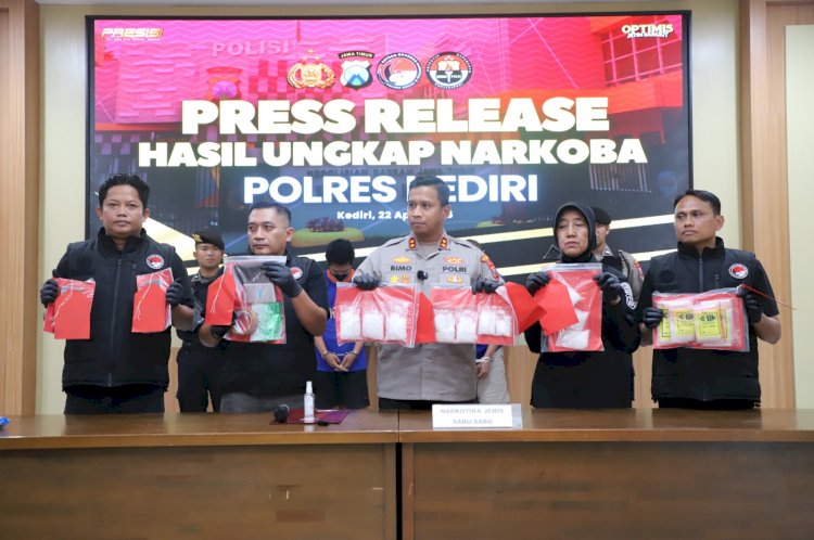 Polres Kediri Berhasil Gagalkan Peredaran Narkoba, Tiga Tersangka dan Sabu Hampir 1 Kg Diamankan