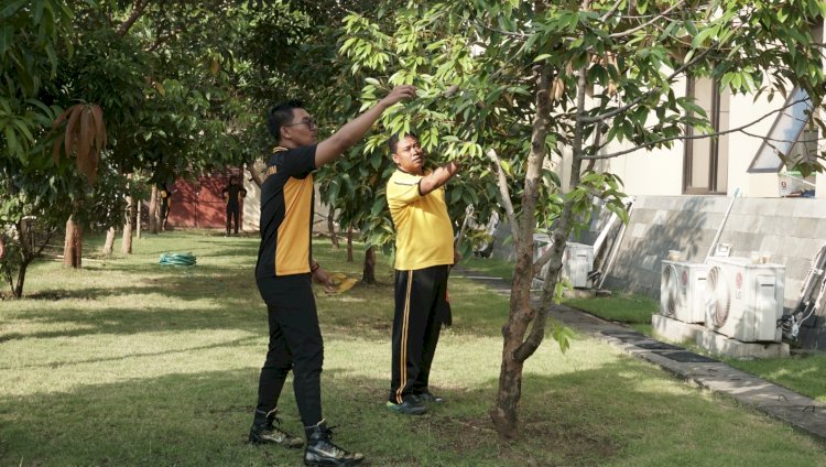 Anggota Polisi Kerja Bakti Ketahanan Pangan di Mako Polresta Sidoarjo