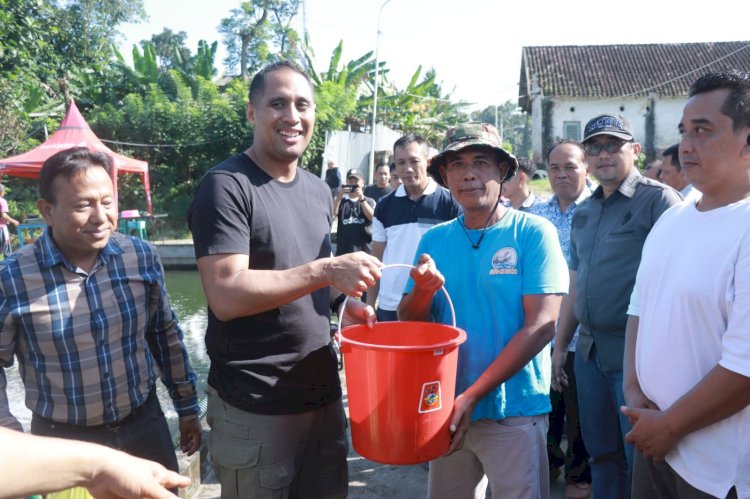 Dukung Program Ketahanan Pangan, Polres Blitar Kota Budidaya Ikan Bersama Warga