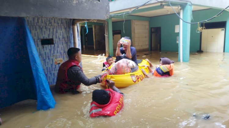 Banjir di Kebon Pala Jakarta Timur, Polisi Bantu Warga Mengungsi