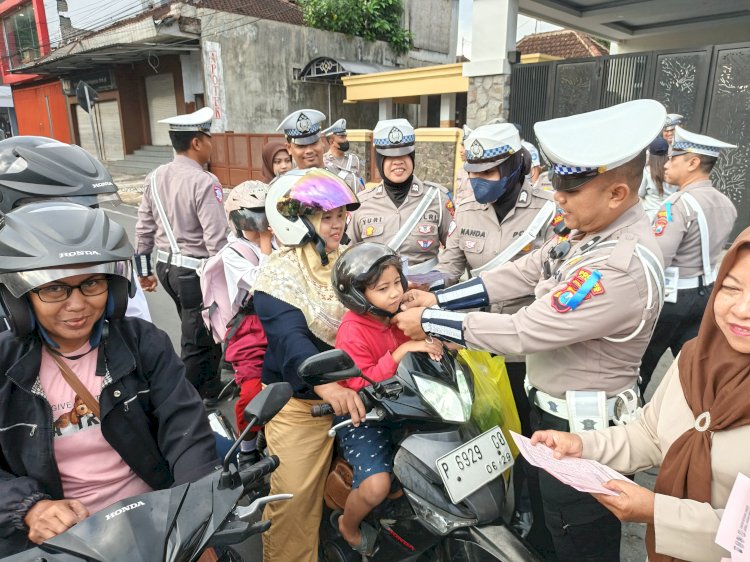 Polisi Menyapa : Operasi Patuh Semeru 2025 Polres Jember Sebar Brosur Edukasi Tertib Lalin Bagi Pengguna Jalan