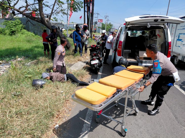 Kapolsek Taman Sigap Tangani Korban Laka Lantas di Jalan Raya Trosobo