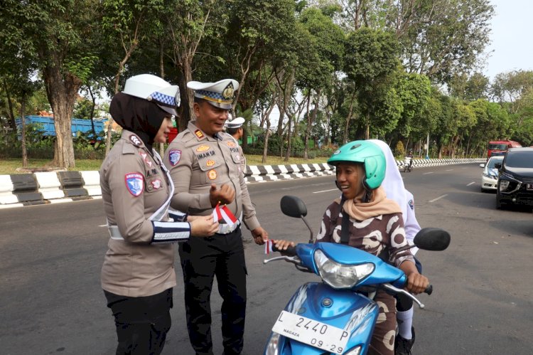 Tanamkan Cinta Tanah Air Polres Pelabuhan Tanjungperak Ajak Kibarkan Bendera Merah Putih Sambut Hari Kemerdekaan RI ke -80