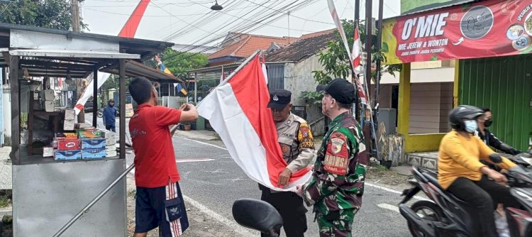 Polisi di Sidoarjo Bagikan Bendera Merah Putih Secara Serentak