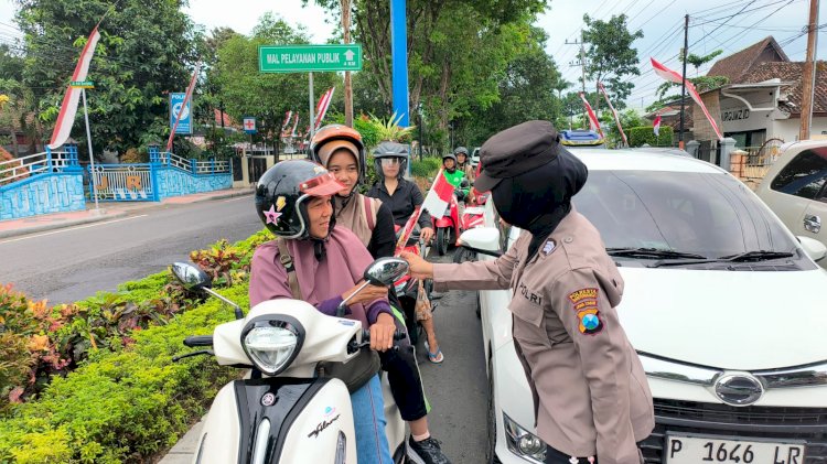 Aksi Simpatik Polisi Wanita Polresta Banyuwangi di Hari Jadi Polwan ke -77 Gatur Lalin Sambil Berbagi Coklat