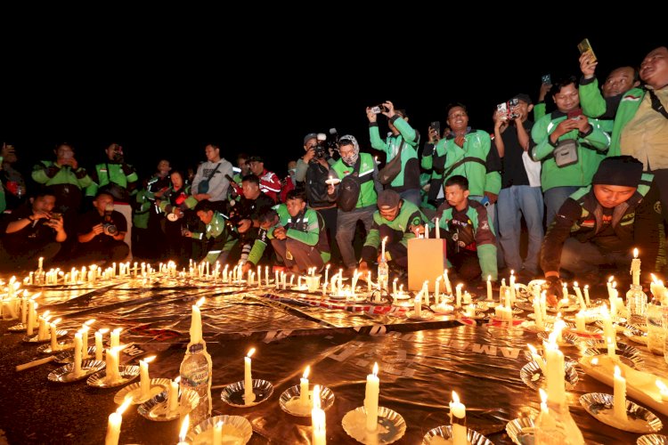 Driver Ojol Gelar Aksi Damai 1000 Lilin di Depan Mapolda Jatim