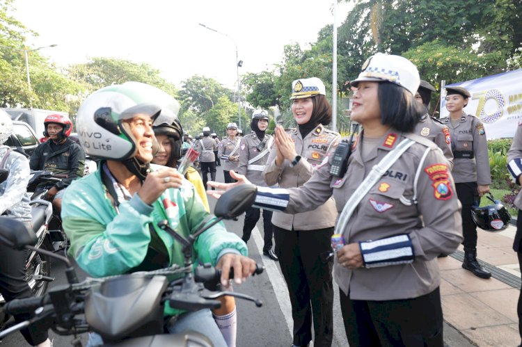 Gatur Lalin Sambil Berbagi Helm dan Cokelat Polwan Polda Jatim Peringati Hari Jadi Polisi Wanita ke 77