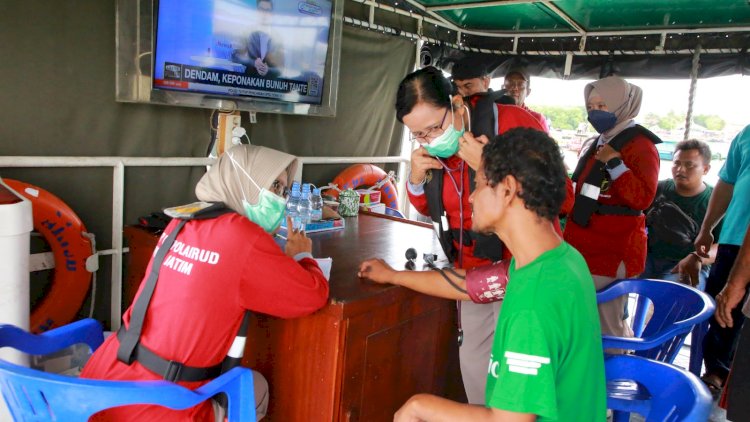 Cepat Dekat dan Bersahabat Ditpolairud Polda Jatim Gelar Perpustakaan dan Klinik Terapung