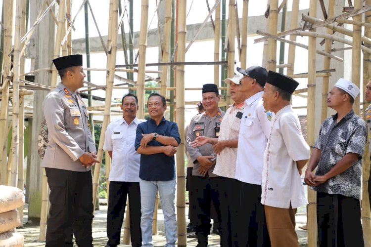 Polres Kediri Salurkan Puluhan Karung Semen Dukung Pembangunan Masjid