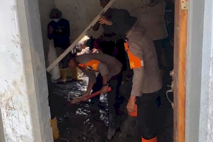 Polisi Bersihkan Rumah Warga Terdampak Erupsi Semeru di Dusun Sumbersari Lumajang