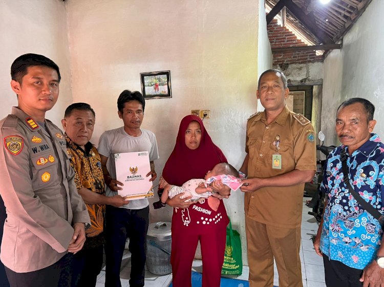 Kapolsek Krembung Sambang Desa Tanjekwagir, Salurkan Bansos untuk Warga