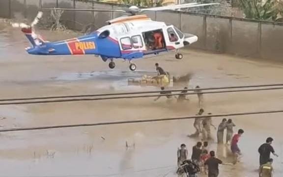 Meski Dengan Risiko Pendaratan, Helikopter Poludara Baharkam Polri Berhasil Dropping Logistik Bantuan ke Aceh Tamiang