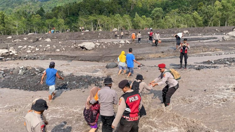 Polisi Evakuasi Warga Terdampak Banjir Lahar Semeru di Lumajang