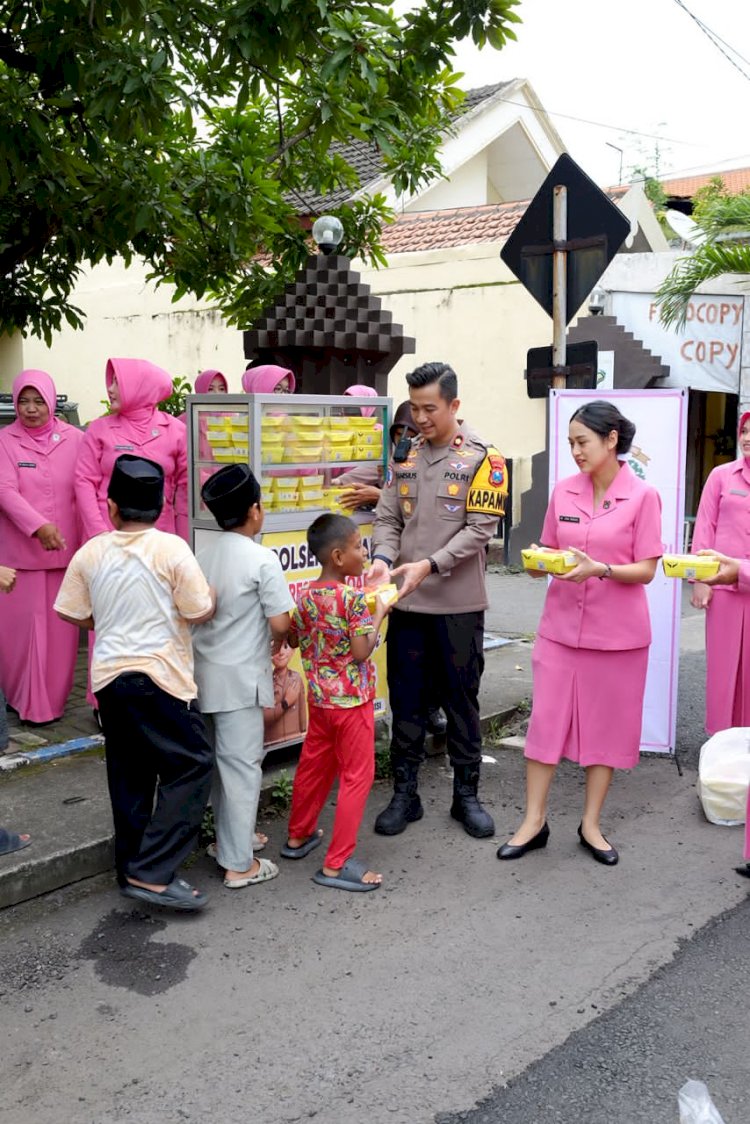 Polsek Taman Bersama Bhayangkari Awali Tahun dengan Aksi Sosial Jumat Berkah