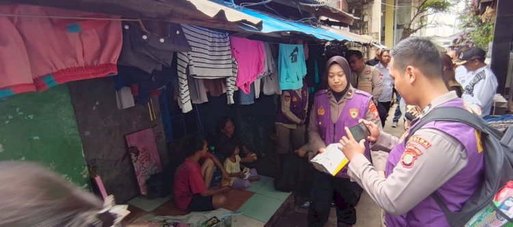 Tim Trauma Healing Polri Bersama Relawan UI Hadir Bersama Warga Pascabanjir di Cilincing