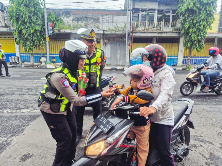 Hari Kesepuluh Operasi Keselamatan Semeru Polres Lumajang Beri Hadiah Pengendara Tertib