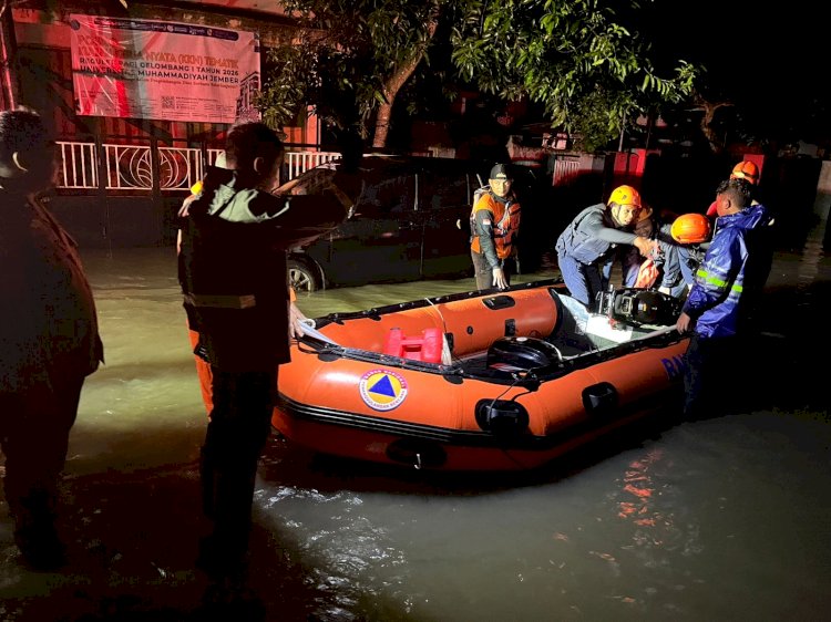 Polres Jember Evakuasi Korban Banjir di Rambipuji Pastikan Bantuan Tersalurkan