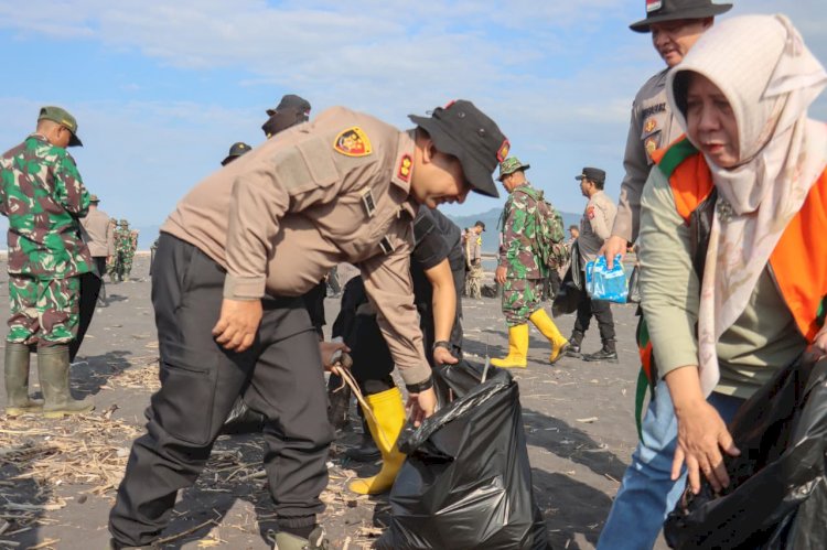 Polres Lumajang Bersama Pemda Gelar Aksi Bersihkan Pantai Bambang