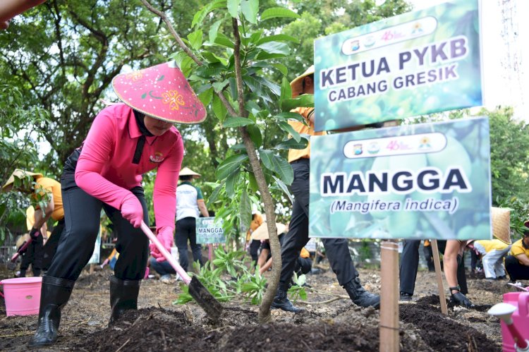 Peduli Lingkungan, Polres Gresik Bersama Bhayangkari Tanam Puluhan Pohon Produktif