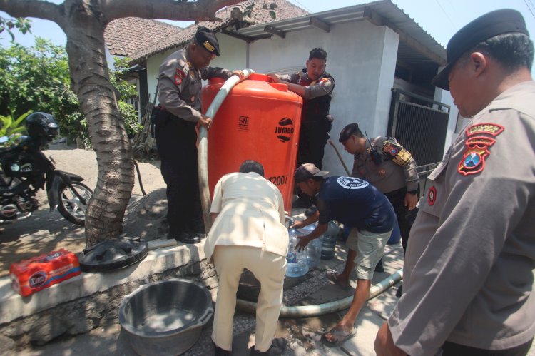 Atasi Kekeringan, Polres Blitar Kota Salurkan 3.000 Liter Air Bersih ke Kelurahan Sentul